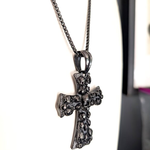 Black metal cross with skulls necklace - Picture 3 of 11